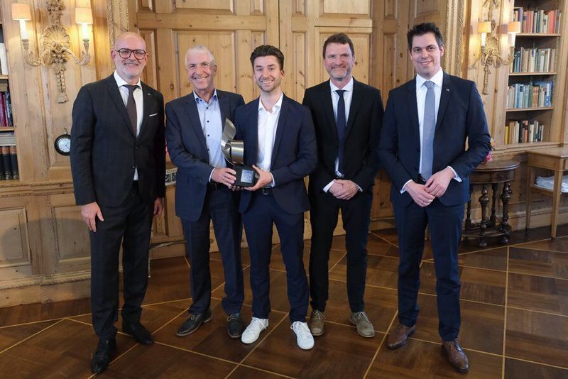 Das Autohaus Marhenke wurde mit dem Newcomer-Award ausgezeichnet: (v. l.) Dino Damiano, Direktor Marketing bei Mazda Deutschland, Dietrich Marhenke, Autohaus Marhenke, Theo Marhenke, Autohaus Marhenke, Gerd Meyer, Direktor Service Mazda Deutschland, und Felix Gebhart, Direktor Vertrieb bei Mazda Deutschland (Bild: Mazda)