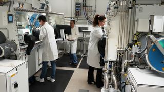 AMG Lithium nennt eine Glovebox-Linie als Kern des Labors in Frankfurt am Main. Dort werden Laborzellen unter kontrollierter, inerter Atmosphäre hergestellt. (Bild: AMG Lithium)