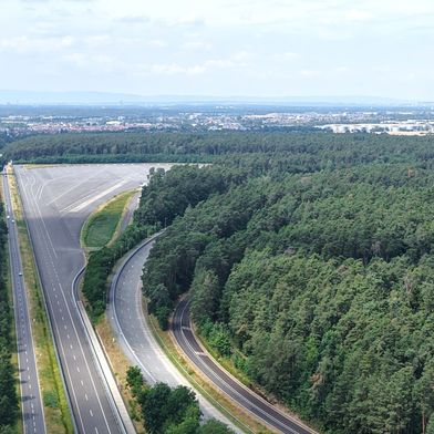 Das Testcenter Dudenhofen ist insgesamt 280 ha groß und liegt in der Nähe von Frankfurt am Main (links am Horizont).  (Bild: TRIWO Automotive Testing GmbH)