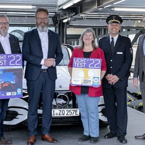 Licht-Test-Start in Schleswig-Holstein (v. l.): Michael Ihle, Pressesprecher des LV, Claus Ruhe Madsen, Wirtschaft-, Verkehr-, Arbeit-, Technologie- und Tourismusminister, Elisabeth Pier, Vizepräsidentin/Landesgeschäftsführerin der Landesverkehrswacht, Thomas Weißenberg, Leiter des Landespolizeiamt und Jan-Nikolas Sontag, Geschäftsführer des Landesverbandes des Kfz-Gewerbes.(Bild:  Kfz-Gewerbe Schleswig-Holstein)
