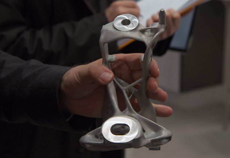 Zusammen mit Autodesk entwickelte GM die erste 3D-gedruckte und funktional optimierte Sitzhalterung. Durch  Generativen Design ist die Sitzhalterung 40 % leichter und 20 % stabiler als vergleichbare Komponenten. (Stefanie Michel)
