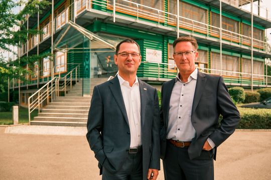Spiratec Vorstand Frank Heines (li) und Andreas Schadt (re) sind angesichts der guten Auftragslage optimistisch für das Geschäftsjahr 2024/2025. (Bild:  Spiratec)