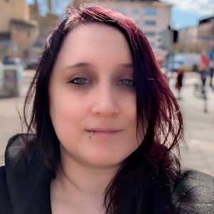Die KI-Expertin Justine Smyzek, Lead Data & AI Architect, Kyndryl und FOM-Dozentin, hat sich schon früh für Computer interessiert und Informatik studiert. Sie ist überzeugt, dass Mädchen nicht zwingend Mathe können müssen. Wichtiger seien Ideen und Freude daran zu haben, Dinge einfach mal auszuprobieren.(Bild:  Kyndriy)