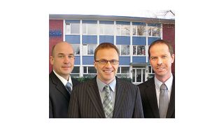 Die Erichsen-Geschäftsführung vor dem Unternehmensgebäude (v.l.: Martin Stuckmann, Vertriebsleiter, Dr. Frank Szepan, Geschäftsführer, und Stefan Schneider, Technischer Leiter). Bild: Erichsen (Archiv: Vogel Business Media)