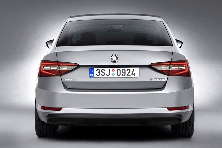 Am Heck haben die Designer die Skoda-typische C-Form der Rückleuchten sehr dynamisch interpretiert. Serienmäßig verbauen die Tschechen hier LED-Technik. (Foto: Skoda)