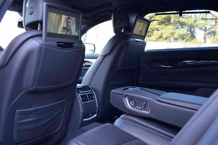 Damit keine Langeweile aufkommt, kann man während der Fahrt einen Film genießen. In Kombination mit dem Bose-Panaray-Soundsystem kommt echtes Autokino-Feeling auf. (Bild: Schreiner/»kfz-betrieb«)