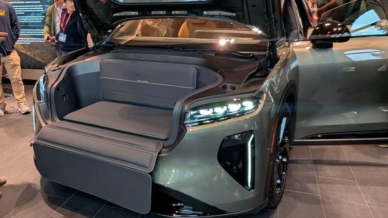 Dazu gesellt sich als Ladefläche ein Frunk, der sich auch als Sitzgelegenheit nutzen lässt. (Bild: Mauritz – VCG)