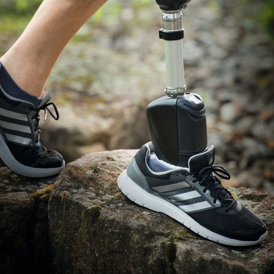 Bild 1: Die Empower-Prothese ermöglicht sogar das Gehen in schwierigem Terrain – durch direkte Energieübertragung auf den Fuss und den Einsatz von Sensoren. Bild 1: Die Empower-Prothese ermöglicht sogar das Gehen in schwierigem Terrain – durch direkte Energieübertragung auf den Fuss und den Einsatz von Sensoren.