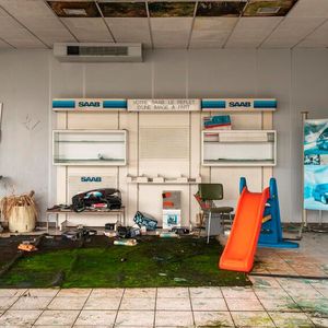 In der Kundenecke warten immer noch eine Kinderrutsche und ein Aufsteller mit Lackmustern.(Bild:  Forgotten Buildings)