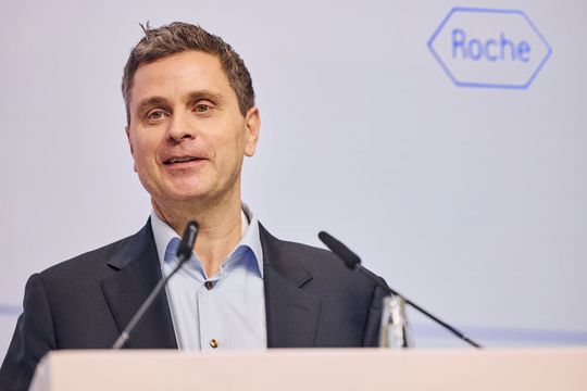 „Unsere Investition in Penzberg ist ein klares Bekenntnis zum Wirtschafts- und Wissenschaftsstandort Deutschland“, sagt Thomas Schinecker, CEO der Roche-Gruppe anlässlich der Einweihung des neuen Diagnostik-Innovationszentrums.(Bild:  Roche)