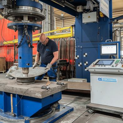 Ein Werker bei der Formung eines Probestücks. Dank des Messsystems kann bei der Umformung auf den Einsatz von Prüfschablonen verzichtet werden. (Bild: Fraunhofer IOF)