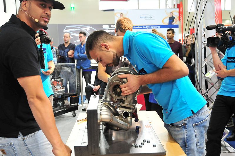 ... und arbeitete dann schnell und konzentriert. (Schmidt/»kfz-betrieb«)