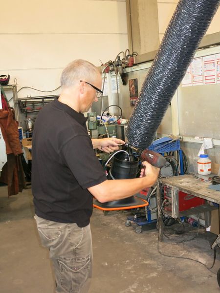 Die drehbare Absaughaube wird am Arm montiert. (Bild: Finus)