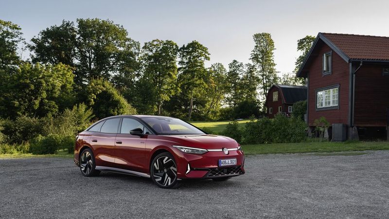 Äußerlich lässt sich der GTX leicht am neu gestylten vorderen Stoßfänger mit seinem Wabengrill erkennen. (Bild: VW)