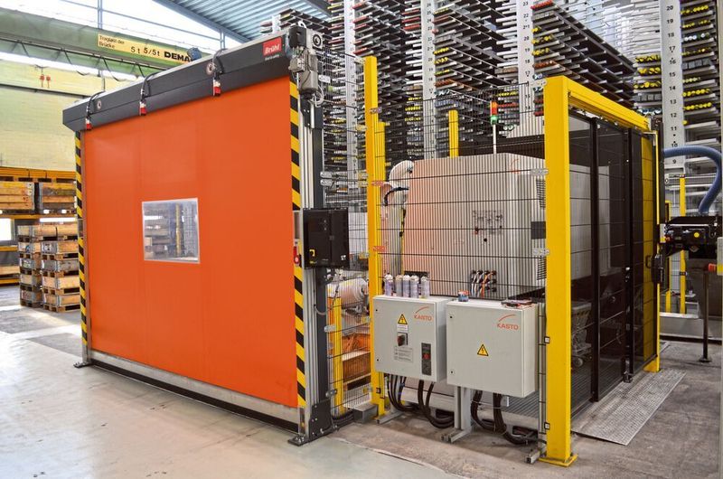 Gut vorbereitet: Rolltore mit Lichtschranken sichern den Zugang zu den Kreissägen für den künftigen Ausbau des Systems mit fahrerlosen Transport­wagen zum Abtransport der kommissionierten Abschnitte zum Versand­bereich.   (Kasto)