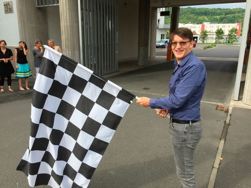 Günter Schürger, einer der drei Geschäftsführer von Vogel Business Media, gibt das Startsignal für die Motorradtour 2017. (Faust / »kfz-betrieb«)