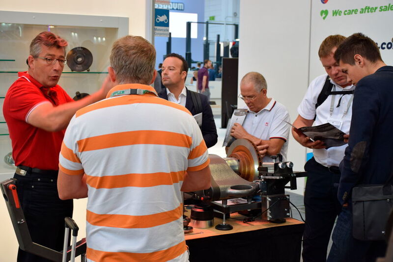 Am Gemeinschaftstand mit Haweka stieß die Opti-Disc-Bremsscheibenabdrehmaschine von Dynastat auf reges Interesse. (Holz / »kfz-betrieb«)