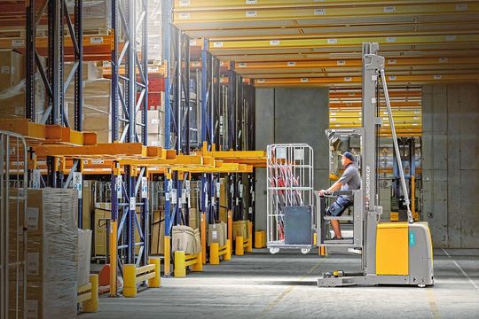 Auch zahlreiche manuelle Jungheinrich-Fahrzeuge vom Typ EKX und EKS sind im Schmalganglager bei Atomic im Einsatz.(Bild:  Jungheinrich)