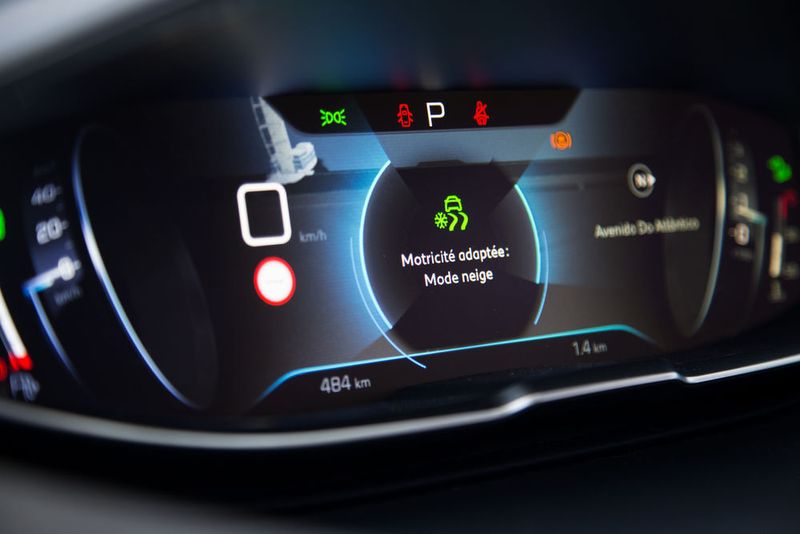 Immer an Bord ist das neue i-Cockpit, ein individuell konfigurierbares, digitales Kombiinstrument. (Peugeot)