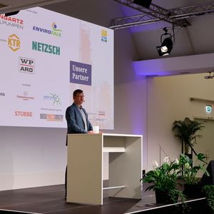 Der PROCESS-Chefredakteur Dr. Jörg Kempf eröffnet den zweiten Tag der Förderprozess-Foren mit einem Willkommensgruß und einem kurzen Ausblick zum bevorstehenden Tag.(Bild:  Junker / PROCESS)