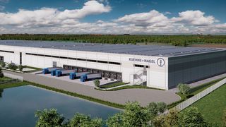 Das ist nur eine Teilansicht des im Bau befindlichen neuen Logistikzentrums im Gewerbegebiet Hodenhangen, von dem aus Kühne+Nagel das Ersatzteillager-Geschäft für Vestas betreiben wird. Am 13. Dezember 2022 war Richtfest. (Bild: Schewe Immobilien)