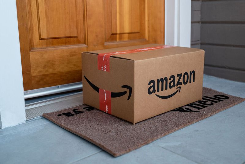 Von Amazon zum Buchladen: Amazon hat eine überwältigende Marktmacht und zerstört DI.Day zufolge damit den lokalen Handel unter anderem, indem die Plattform ihre Macht gegen Verlage und Mitarbeitende nutzt. Die Empfehlung der Initiative ist deshalb, lokale Buchhandlungen zu unterstützen. (Bild: Amazon)