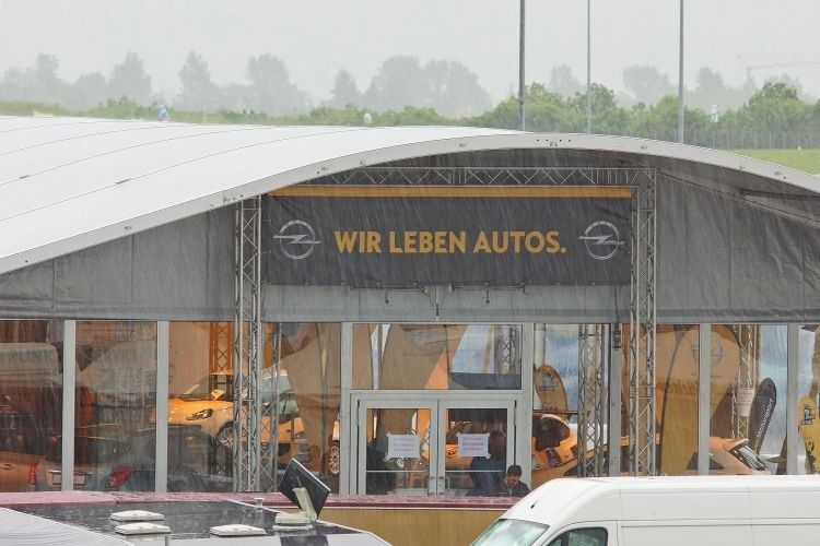 Trotz des starken Regens am Donnerstag und Freitag kamen 60.000 Fans nach Oschersleben zu 18. weltgrößten Opeltreffen. (Matthias Knödler)