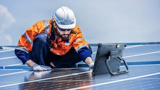 getac-g140-scenario-utilities-260414 (Echtzeitinformationen direkt an der Anlage: Getac zeigt auf der Enlit Europe 2026 robuste Lösungen für sichere und resili-ente Außendiensteinsätze)