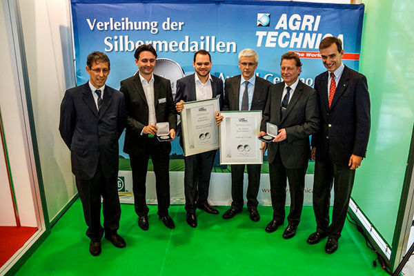 Vertreter von Same Deutz-Fahr und BFFT bei der Preisverleihung auf der Agritechnica in Hannover. (Bild: BFFT)