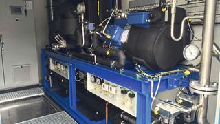 Auch die Propan-Kältemaschine haben die L&R-Ingenieure auf die steigenden Außentemperaturen angepasst. (Bild: L&R Kältetechnik )