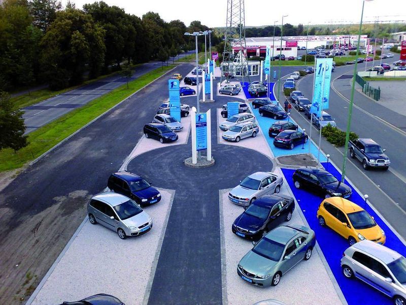 Der Gebrauchtwagenplatz besticht durch den farbigen Splitt. Nachts ist die Ausstellungsfläche zudem stark ausgeleuchtet. (Archiv: Vogel Business Media)