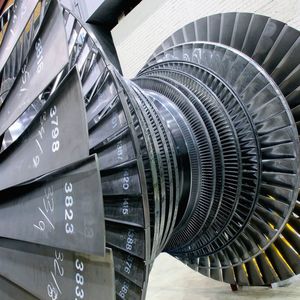 Bild 2: Turbinenwelle einer Dampfturbine von Siemens mit eingesetzten Schaufeln.