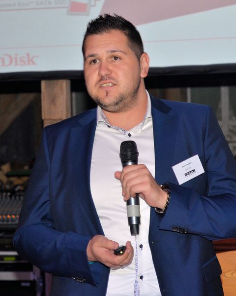 Almir Hasikic, Strategic Account Manager bei Sandisk, gab Informationen zur den neusten Flash-Memory-Produkten des Herstellers. (Bild: IT-BUSINESS)