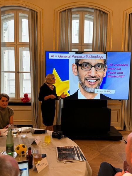 Univ.-Prof.Dr Isabell M. Welpe, Inhaberin des Lehrstuhls für Strategie und Organisation an der TU München mit einer eindringlichen Keynote, wie KI Unternehmen, Arbeit und Zusammenarbeit verändert. (Bild: Vogel IT-Medien)