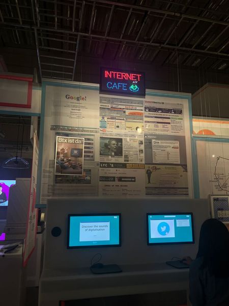 Heute kaum noch vorstellbar: Wer früher keinen eigenen Computer hatte, ging ins Internet-Cafe. #DeutschlandDigital macht diese Erfahrung auch für Digital Natives erlebbar. (© cm)