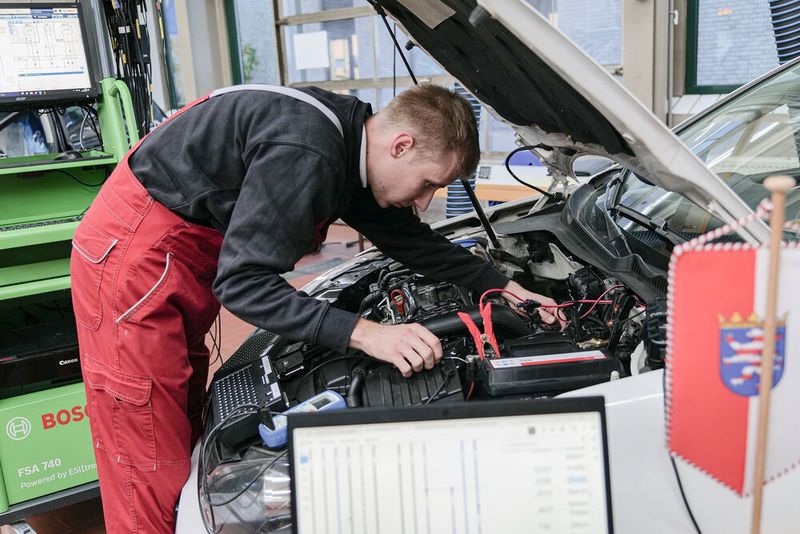 Leo Kurt Rolf Zader aus Hessen bei der Blockaufgabe – hier waren gleich mehrere Fehler im Auto eingebaut, die er innerhalb von 90 Minuten finden musste. (Bild: Schmidt – VCG)