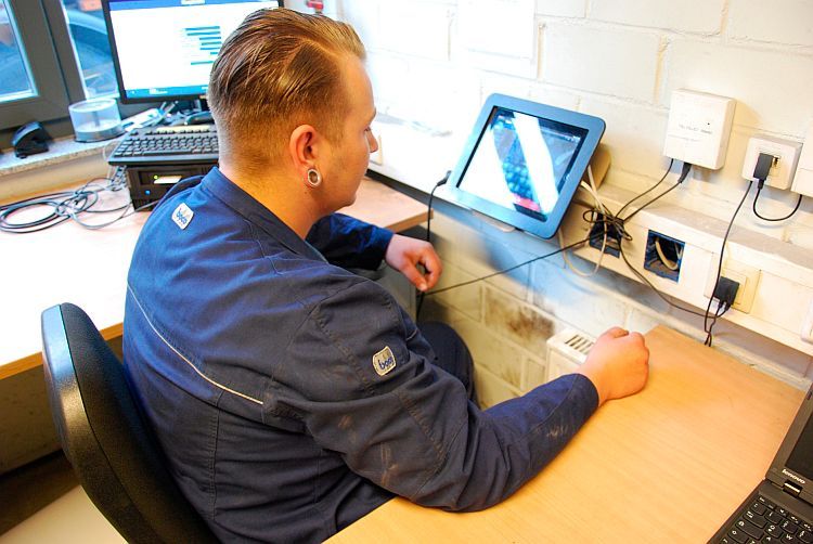 Einfache Idee, schnell umgesetzt: Die Mitarbeiter geben die Arbeitsumfänge und verbauten Teile ... (Foto: Rosenow)