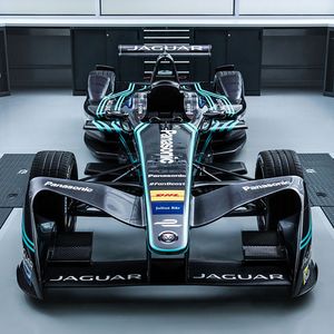 Nach einer motorsportlichen Unterbrechung von zwölf Jahren ist Jaguar wieder auf die Rennpisten zurückgekehrt – mit dem E-Renner Jaguar I-Type in die Formel E.