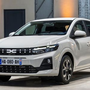 Von außen sind die Modelle des Jahrgangs 2026 an der geänderten Front mit den neuen Schweinwerfern zu erkennen, genauso wie ... (Bild:  Dacia)