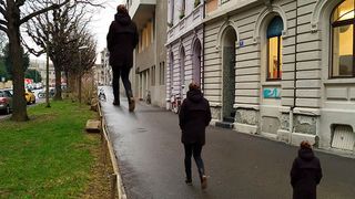 Am Beispiel der optischen Täuschung zeigt sich, wie stark nicht-optische Kontextinformationen auf unsere Wahrnehmung wirken. Die Personen auf dem Bild sind alle gleich groß. Unser Gehirn stellt sie jedoch in den Kontext ihrer Umgebung. Und da wir aus Erfahrung wissen, dass Dinge mit zunehmender Entfernung immer kleiner werden, erscheint unserem Gehirn die Person in mit zunehmender Entfernung immer größer. (Bild: Sonja Hofer)