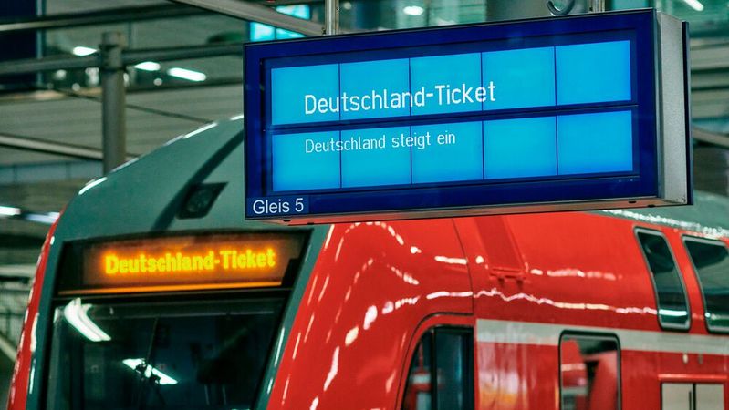 Das Deutschlandticket berechtigt für 49 Euro pro Monat bundesweit zur Fahrt im gesamten Nah- und Regionalverkehr.(Bild:  Deutsche Bahn AG / Dominic Dupont)