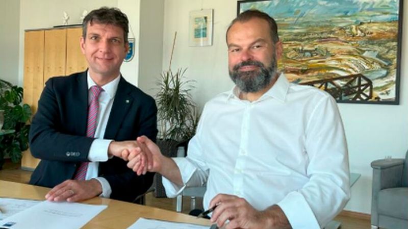 Im September 2024 unterzeichneten der Landrat (links: Landrat Henry Graichen) und der Geschäftsführer der FAB (rechte: Falk Bräuner) die Kooperationspartnerschaft für das „Blue Projectt“.(Bild:  Stadt Eisenach)