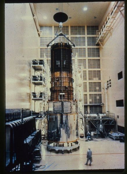 Dernière phase d'assemblage du télescope Hubble chez le constructeur Lockheed. Les principaux industriels impliqués sont Perkin-Elmer qui réalise la partie optique et Lockheed chargé de la fabrication du télescope dans sa globalité et de l'intégration de l'optique. Les deux sociétés disposent dans le domaine d'une grande expérience qui a été acquise en développant les satellites de reconnaissance optique KH-9. (Image: Nasa)