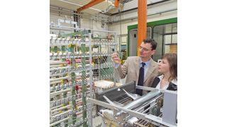 Dr. Markus Michael (2.v.r.) ist Inhaber der neuen Stiftungsprofessur technische Textilien/textile Maschinenelemente. Mit den Professurmitarbeitern – im Bild Nadine Reimann und Markus Helbig – wird er das im Projekt Innozug aufgebaute, europaweit einzigartige Prüffeld in Forschung und Lehre nutzen und weiter aufstocken.  (Bild: TU Chemnitz/Christian Schenk)