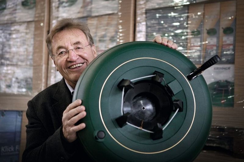 Entstanden ist die Idee, als Krinner selbst für einen gerade stehenden Weihnachtsbaum verantwortlich war.  (Bild: Krinner GmbH)