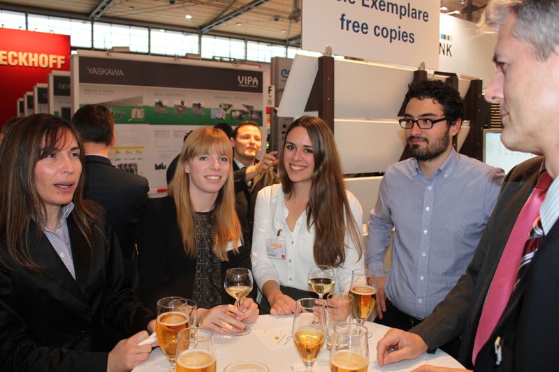 Am Dienstagabend wurde bei der Vogel Business Media am Messe-Stand in Halle 9 traditionell auf eine erfolgreiche Hannover Messe 2014 angestoßen. Gute Gespräche und Live-Musik von der Band „Famos“ sorgten bei den zahlreichen Standpartygästen für eine ausgelassene Stimmung. (Siegl/Vogel Business Media)