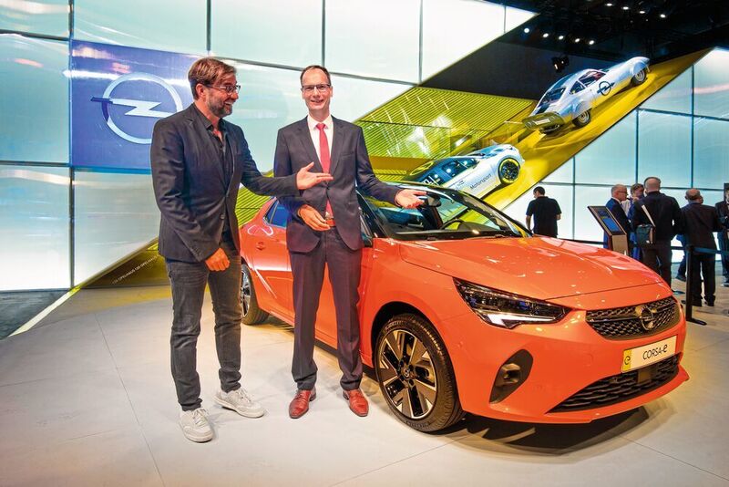 Gemeinsam präsentierten Lohscheller und Klopp den vollelektrischen Corsa-E... (Opel)