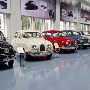 Rund 120 Fahrzeuge zählen zur Sammlung des Saab-Museums in Trollhättan, 70 davon sind in der permanenten Ausstellung zu sehen. (Bild:  Autoren-Union Mobilität/Michael Kirchberger)