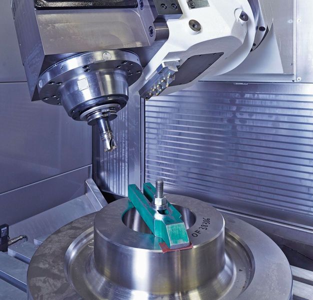 Bild 1: Der Bearbeitungsraum des Fünf-Achs-Fräszentrums MX 12 M von Huron nimmt Bauteile bis zu einem Gesamtvolumen von 2,25 m³ auf. (Bild: Huron)