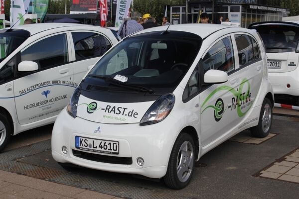 Bertha Benz Challenge 2012, 1. Tag: Präsentation der teilnehmenden Fahrzeuge auf dem Freigelände der Frankfurter Messe. Zu sehen ist der Mitsubishi i-MiEV des teams e.Rast mit der Startnummer 24. (Ulrich Steinlechner)